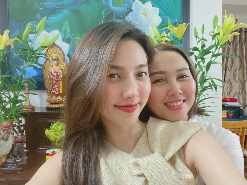 Tân Hoa hậu Hòa bình Thế giới 2021 Thùy Tiên thời áo trắng trong veo