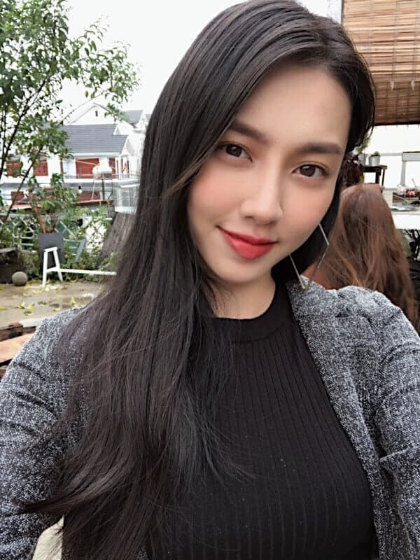 Tân Hoa hậu Hòa bình Thế giới 2021 Thùy Tiên thời áo trắng trong veo