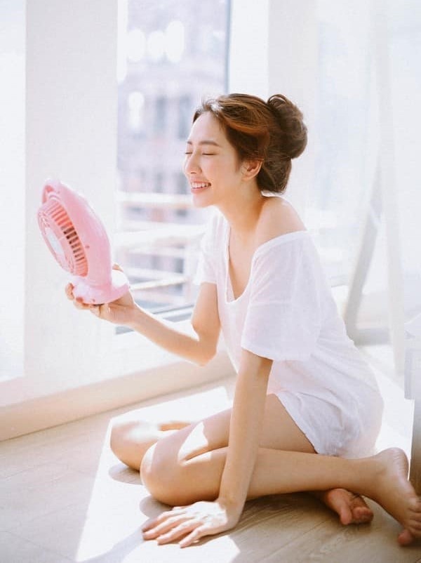 Tân Hoa hậu Hòa bình Thế giới 2021 Thùy Tiên thời áo trắng trong veo