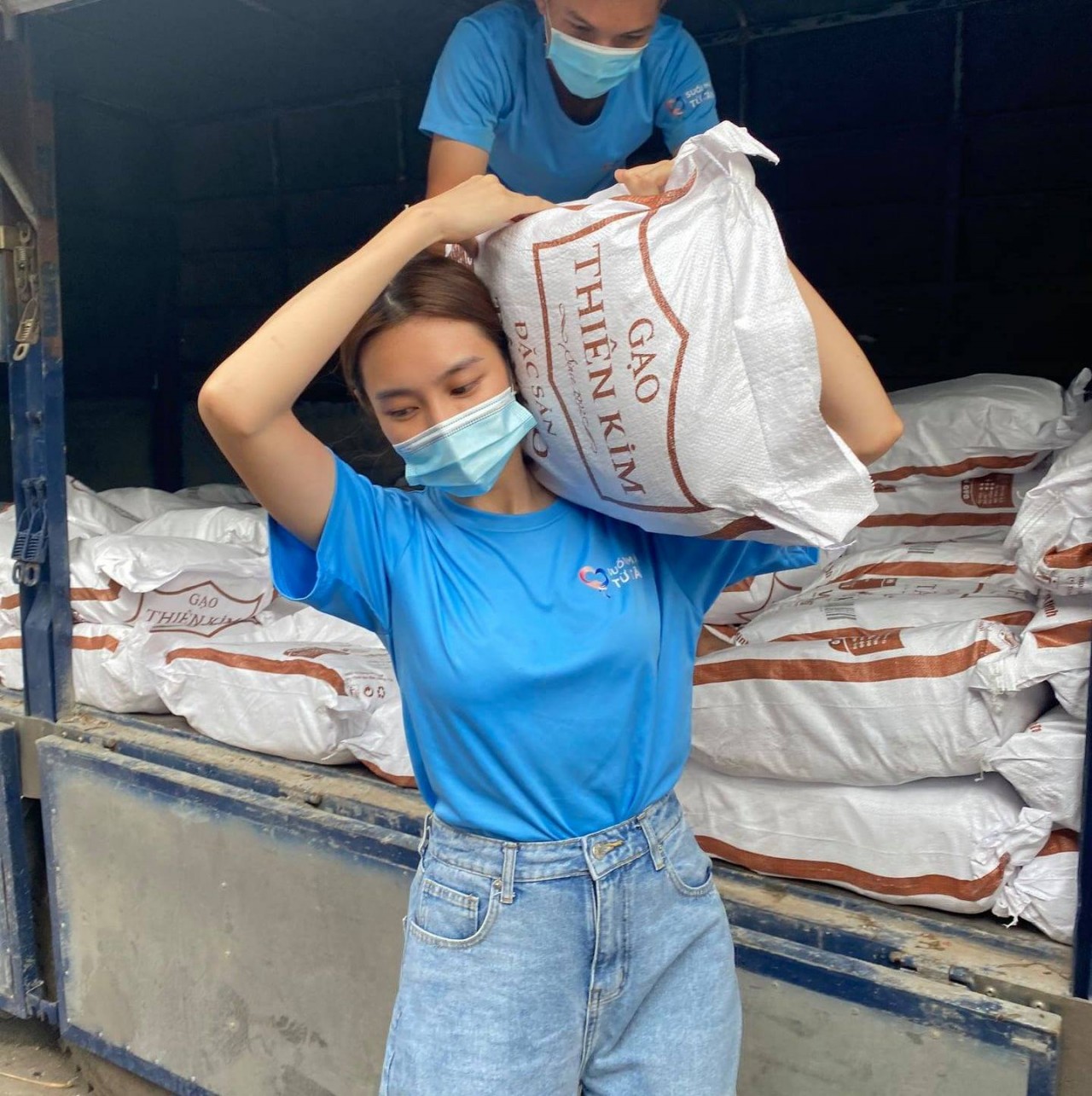 Tân Hoa hậu Hòa bình Thế giới 2021 Thùy Tiên thời áo trắng trong veo