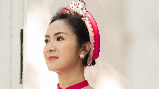 NSND Thu Hà đằm thắm với tà áo dài truyền thống