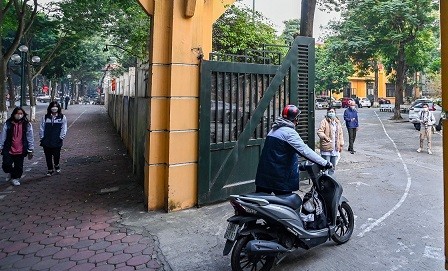 Học sinh lớp 12 Hà Nội đến trường sau sau 6 tháng ở nhà vì ảnh hưởng của đại dịch Covid-19. (Nguồn: Zing)