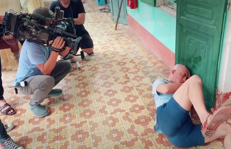 Phố trong làng: Khán giả xót xa và cũng khen Doãn Quốc Đam đóng cảnh Mến ngã đập đầu vào tường Phố trong làng: Khán giả xót xa và cũng khen Doãn Quốc Đam đóng cảnh Mến ngã đập đầu vào tường