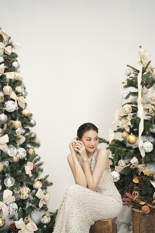 Siêu mẫu Thanh Hằng cùng dàn mẫu nhí thực hiện bộ ảnh mừng Giáng sinh từ NTK