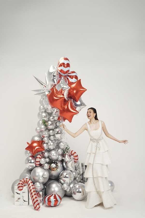 Siêu mẫu Thanh Hằng cùng dàn mẫu nhí thực hiện bộ ảnh mừng Giáng sinh từ NTK