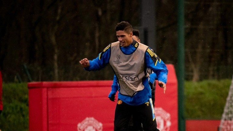 Man Utd: Nhận tin vui Raphael Varane và 'khuấy đảo' thị trường chuyển nhượng