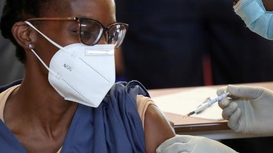 Covid-19: Chạy đua với biến thể Omicron, Nam Phi triển khai tiêm mũi tăng cường