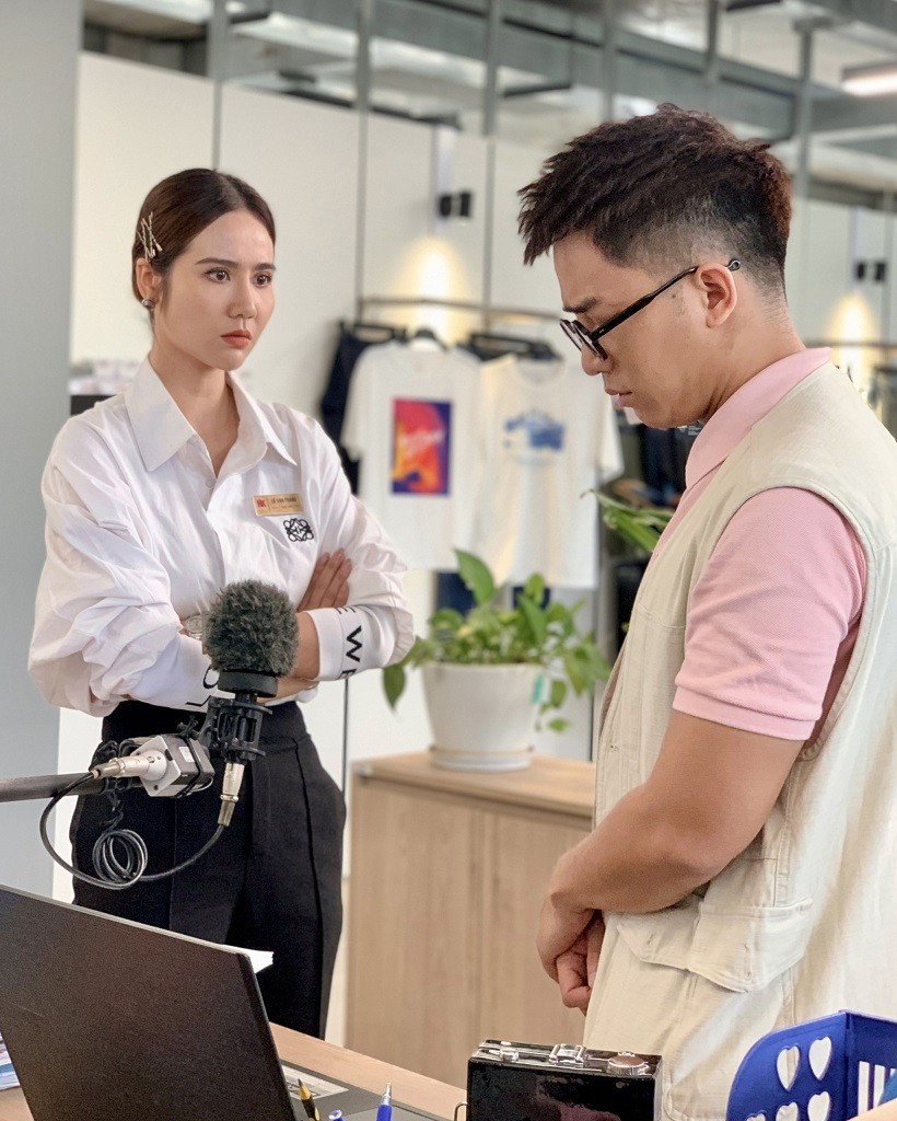 Trên phim 'Thương ngày nắng về', nhân vật Vân Trang liên tục biến hoá hình ảnh qua các set đồ, khắc hoạ nên một ấn tượng về một nữ giám đốc marketing trẻ tài năng. 