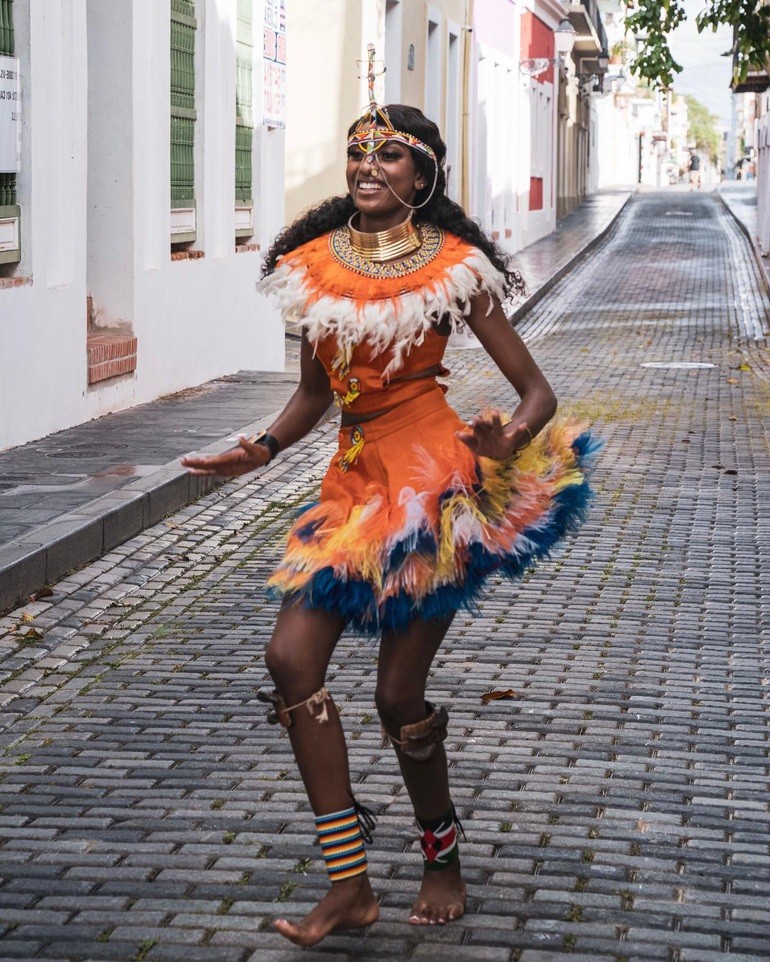 Hoa hậu Kenya - Sharon Obara lọt Top 10 người đẹp nhân ái. Hoa hậu 9X là người mẫu, nhân viên tiếp thị, thợ làm bánh và một người ủng hộ các chương trình giáo dục đặc biệt về sức khỏe tâm thần. Dự án nhân ái mà cô giới thiệu tại cuộc thi hoa hậu thế giới năm nay là nâng cao nhận thức về sức khỏe tâm thần ở Kenya và trên toàn thế giới.