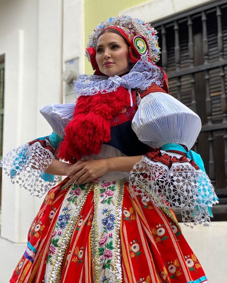 Hoa hậu Thế giới 2021: Vẻ đẹp xinh hết nấc Top 10 Hoa hậu nhân ái trong trang phục dân tộc