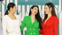 Ca sĩ Tùng Dương hát Em ơi! Hà Nội phố tặng đạo diễn Đoàn Thúy Phương