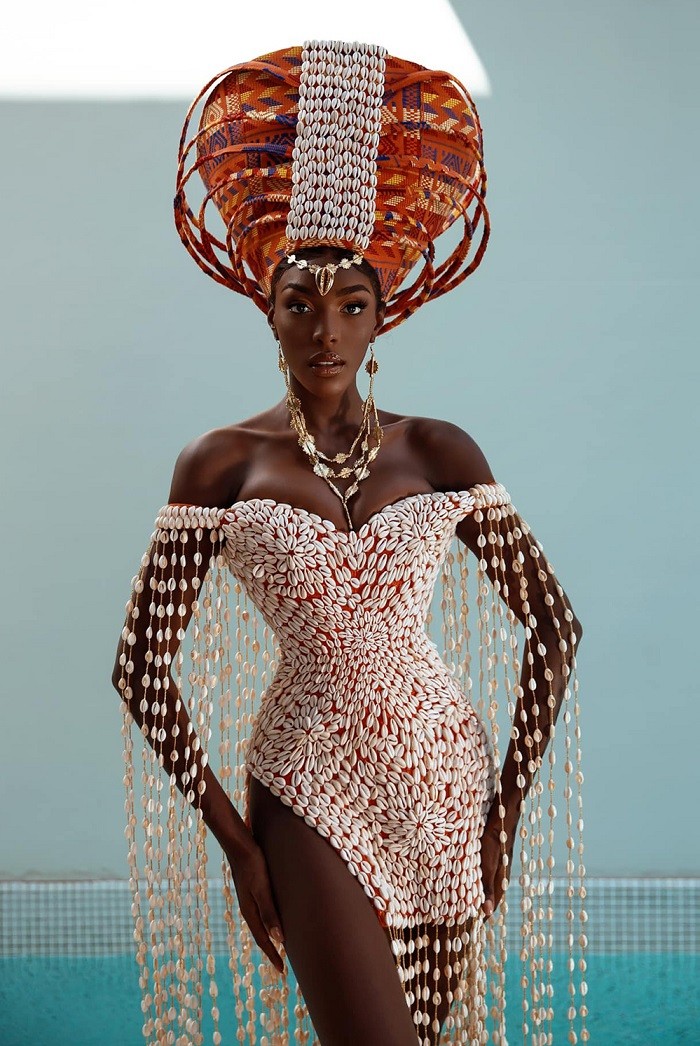 Đại diện đến từ Bờ Biển Ngà - Olivia Yacé, 23 tuổi, gây ấn tượng ngay từ khi bước vào cuộc thi Miss World với nhan sắc quyến rũ, khả năng thuyết trình và catwalk chuyên nghiệp. Người đẹp cao 1m80, là người chiến thắng phần thi phụ Top Model. Cô được chuyên trang Missosology đánh giá cao, là ứng viên nặng ký cho chiếc vương miện Hoa hậu Thế giới năm nay.