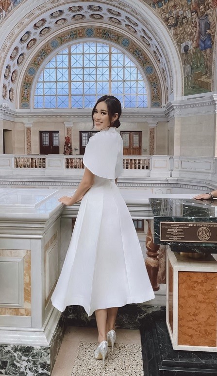 Trên chặng đua chinh phục vương miện Hoa hậu Thế giới 2021, Đỗ Thị Hà mang theo 200 kg hành lý với nhiều váy áo khác nhau. Tuy nhiên, nếu theo dõi đại diện Việt Nam có thể thấy, trong những phần thi quan trọng, cô thường chọn những bộ đầm thiết kế màu trắng sang trọng. Trên chặng đua chinh phục vương miện Hoa hậu Thế giới 2021, Đỗ Thị Hà mang theo 200 kg hành lý với nhiều váy áo khác nhau. Tuy nhiên, nếu theo dõi đại diện Việt Nam có thể thấy, trong những phần thi quan trọng, cô thường chọn những bộ đầm thiết kế màu trắng sang trọng.