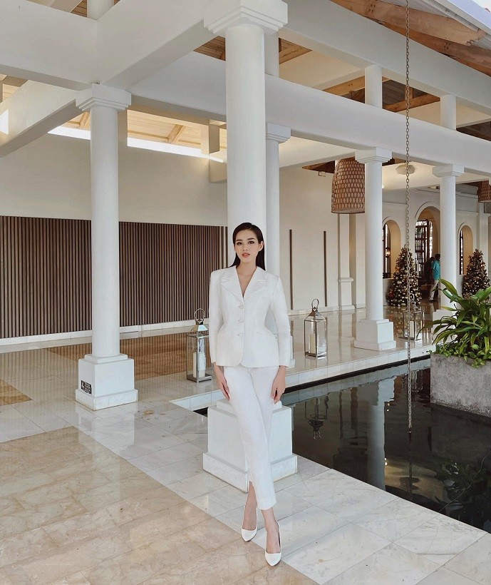 Miss World 2021: Hoa hậu Đỗ Thị Hà chọn sắc trắng trang trọng và thanh lịch Miss World 2021: Hoa hậu Đỗ Thị Hà chọn sắc trắng trang trọng và thanh lịch