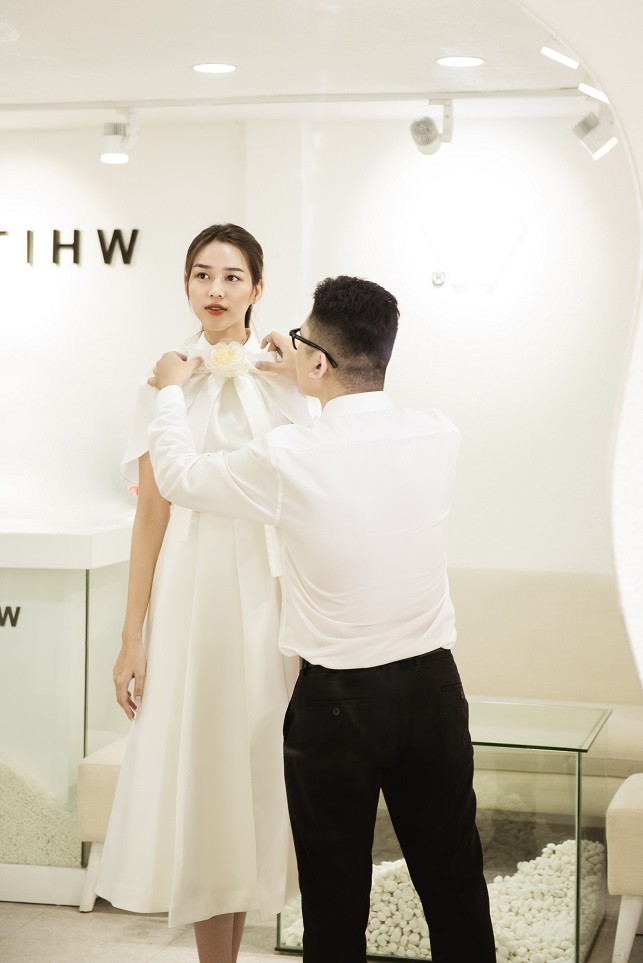 Miss World 2021: Hoa hậu Đỗ Thị Hà chọn sắc trắng trang trọng và thanh lịch Miss World 2021: Hoa hậu Đỗ Thị Hà chọn sắc trắng trang trọng và thanh lịch