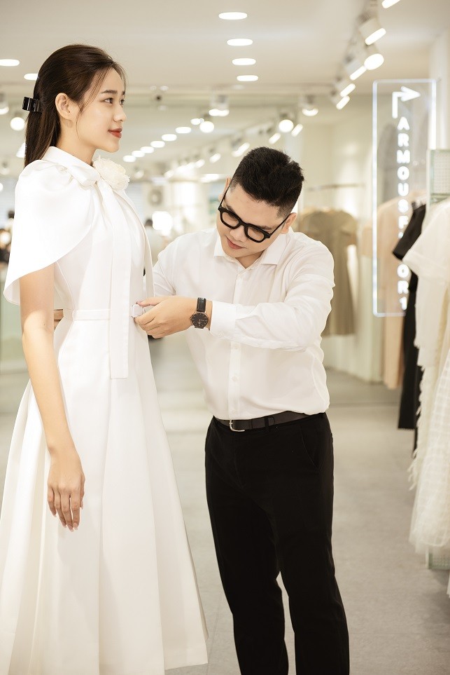 Miss World 2021: Hoa hậu Đỗ Thị Hà chọn sắc trắng trang trọng và thanh lịch Miss World 2021: Hoa hậu Đỗ Thị Hà chọn sắc trắng trang trọng và thanh lịch