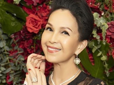 Diễn viên Diễm My kết hợp đầm ren NTK Đỗ Mạnh Cường với phụ kiện hàng hiệu