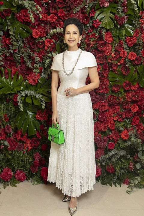 Trang phục ren là một trong những xu hướng được Đỗ Mạnh Cường lăng xê mùa mốt năm nay, với khả năng mang đến vẻ sang trọng, nữ tính cho người mặc. Diễn viên Diễm My trổ tài phối đồ đa phong cách khi khoác lên mình loạt váy ren mới của nhà thiết kế thân thiết.