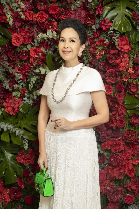 Diễn viên Diễm My kết hợp đầm ren NTK Đỗ Mạnh Cường với phụ kiện hàng hiệu