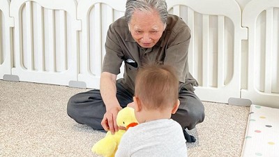 Cặp sinh đôi đáng yêu của Hồ Ngọc Hà gặp ông bà nội