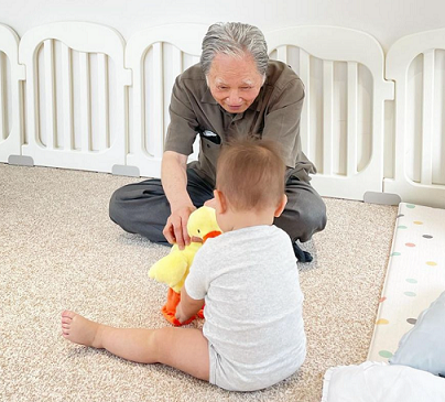 Cặp sinh đôi đáng yêu của Hồ Ngọc Hà gặp ông bà nội