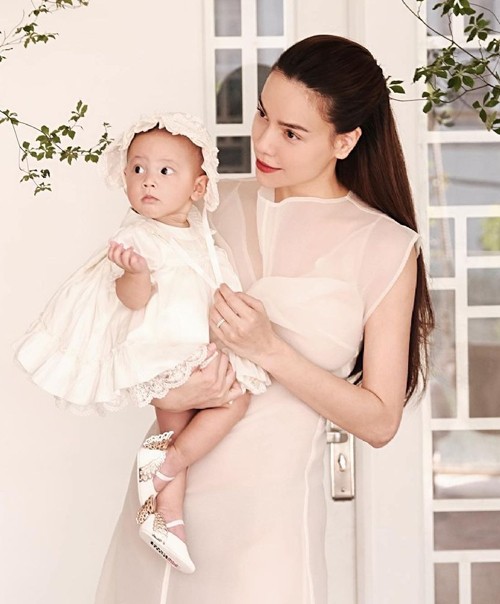 Ngắm những hình ảnh xinh xắn, đáng yêu của Lisa - Leon nhà Hồ Ngọc Hà và con gái Đông Nhi Ngắm những hình ảnh xinh xắn, đáng yêu của Lisa - Leon nhà Hồ Ngọc Hà và con gái Đông Nhi