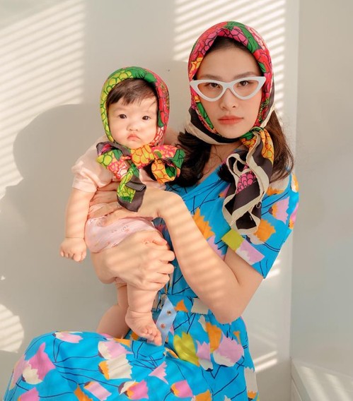 Ngắm những hình ảnh xinh xắn, đáng yêu của Lisa - Leon nhà Hồ Ngọc Hà và con gái Đông Nhi Ngắm những hình ảnh xinh xắn, đáng yêu của Lisa - Leon nhà Hồ Ngọc Hà và con gái Đông Nhi