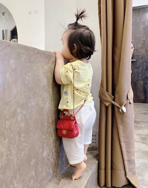 Ngắm những hình ảnh xinh xắn, đáng yêu của Lisa - Leon nhà Hồ Ngọc Hà và con gái Đông Nhi Ngắm những hình ảnh xinh xắn, đáng yêu của Lisa - Leon nhà Hồ Ngọc Hà và con gái Đông Nhi