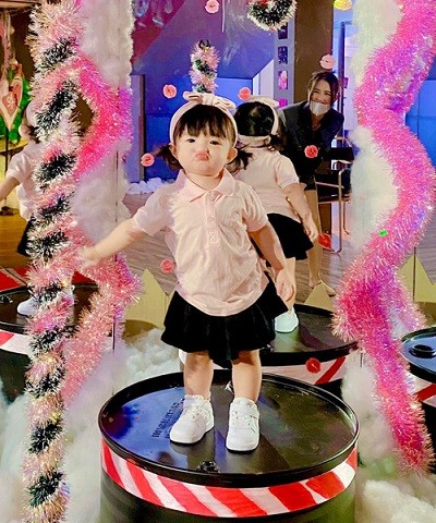 Ngắm những hình ảnh xinh xắn, đáng yêu của Lisa - Leon nhà Hồ Ngọc Hà và con gái Đông Nhi Ngắm những hình ảnh xinh xắn, đáng yêu của Lisa - Leon nhà Hồ Ngọc Hà và con gái Đông Nhi