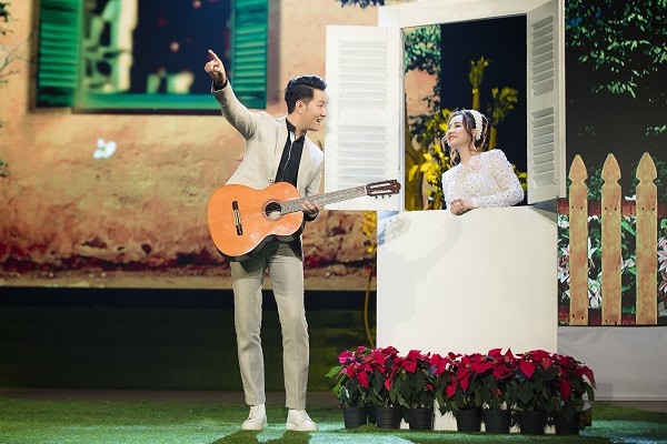 Bà mẹ ba con biểu diễn cùng đồng nghiệp thân thiết - ca sĩ Nguyễn Phi Hùng. Hai ca sĩ kết hợp ăn ý trong tiết mục 'Hương thầm'. Vy Oanh cho biết cô được mời tham gia nhiều đêm nhạc, sự kiện nhưng bận chăm con nhỏ nên chỉ sắp xếp góp mặt ở những chương trình phù hợp cho đỡ nhớ nghề.