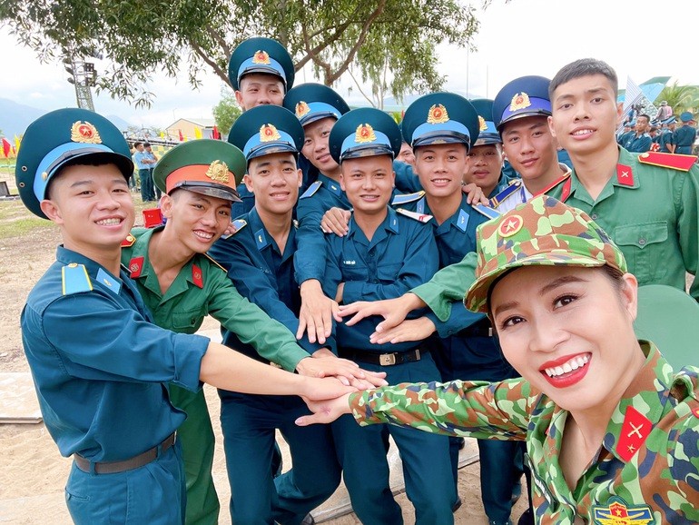 MC Thùy Linh chia sẻ những kỷ niệm với chương trình 'Chúng tôi là chiến sĩ' MC Thùy Linh chia sẻ những kỷ niệm với chương trình 'Chúng tôi là chiến sĩ'