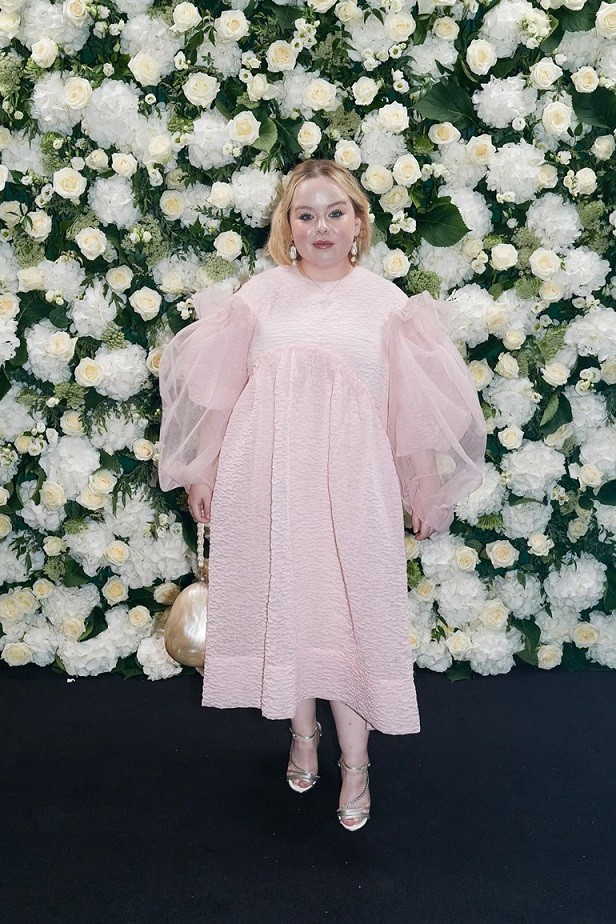 Nicola Coughlan, 34 tuổi, ngôi sao xinh đẹp của bộ phim nổi tiếng trên kênh Netflix - Bridgerton là người có gu thời trang nữ tính và duyên dáng. Những bộ trang phục cô chọn lựa thường tôn lên vẻ nữ tính của cô, tạo cảm giác tươi sáng và vui vẻ tại nơi mà cô xuất hiện. Nicola thường mặc đồ của Simone Rocha và Molly Goddard. Nicola Coughlan, 34 tuổi, ngôi sao xinh đẹp của bộ phim nổi tiếng trên kênh Netflix - Bridgerton là người có gu thời trang nữ tính và duyên dáng. Những bộ trang phục cô chọn lựa thường tôn lên vẻ nữ tính của cô, tạo cảm giác tươi sáng và vui vẻ tại nơi mà cô xuất hiện. Nicola thường mặc đồ của Simone Rocha và Molly Goddard.