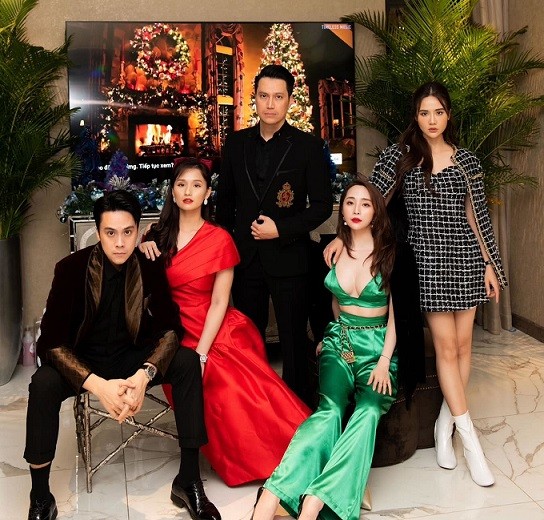 Ngày 23/12, Quỳnh Nga đã đăng tải loạt ảnh đón giáng sinh lung linh, sang trọng bên hội bạn thân gồm Lã Thanh Huyền, Huyền Lizzie, MC Thái Dũng... Bộ ảnh nhận được nhiều lời khen ngợi của bạn bè, khán giả hâm mộ bởi sự đầu tư và thần thái thu hút của các nghệ sĩ. 