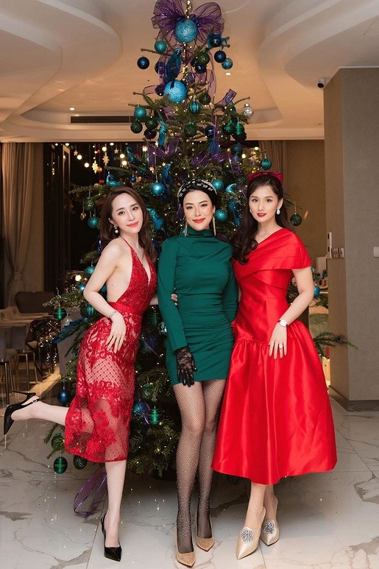 Diễn viên Quỳnh Nga cùng Lã Thanh Huyền, Huyền Lizzie... thực hiện bộ ảnh nhân dịp Giáng sinh