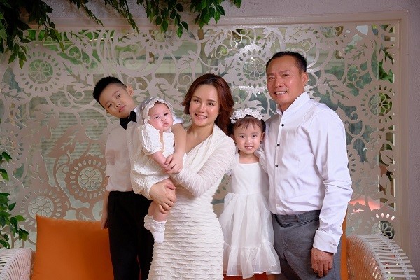 Gia đình ca sĩ Vy Oanh quây quần chụp ảnh Giáng sinh