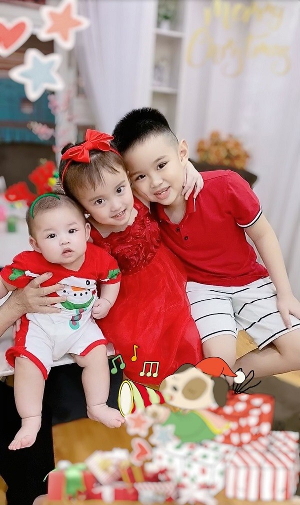 Gia đình ca sĩ Vy Oanh quây quần chụp ảnh Giáng sinh