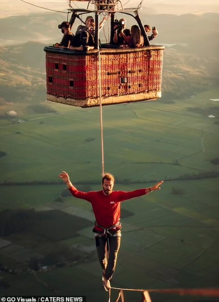 Người đàn ông Brazil phá kỷ lục thế giới, đi thành công trên dây ở độ cao 1.900 mét Người đàn ông Brazil phá kỷ lục thế giới, đi thành công trên dây ở độ cao 1.900 mét