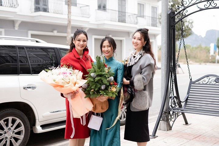 Hai MC của 'Chuyển động 24' không ngại thời tiết rét mướt và đường xa khi lái xe về Quảng Ninh để chúc mừng nhà thiết kế thân thiết. Vũ Thu Trang đồng hành với họ trong việc chọn áo dài dẫn chương trình nhiều năm nay.