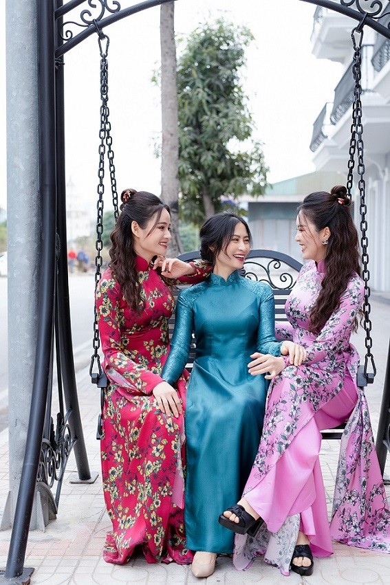 Á hậu Thụy Vân, MC Thu Hương sắm áo dài cho các chương trình truyền cuối năm, đầu Xuân mới