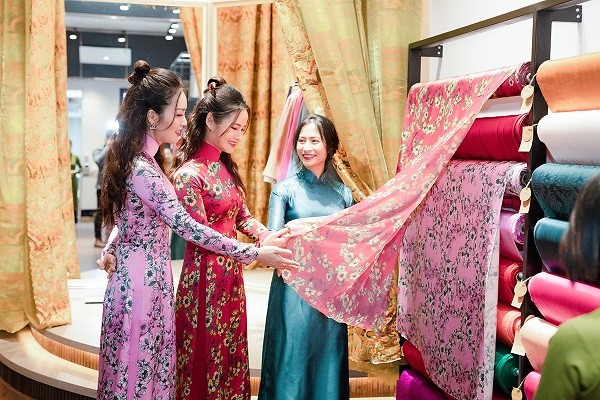 Á hậu Thụy Vân, MC Thu Hương sắm áo dài cho các chương trình truyền cuối năm, đầu Xuân mới