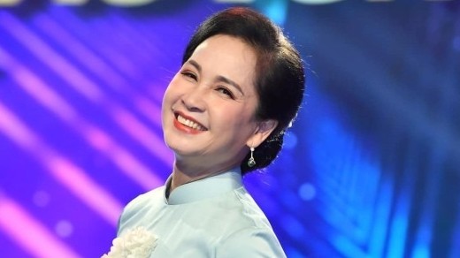 NSND Lan Hương đằm thắm, dịu dàng trong tà áo dài truyền thống tông màu cổ xưa