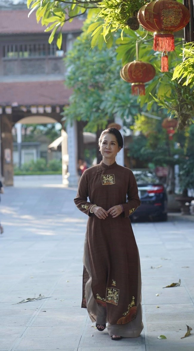 NSND Lan Hương đằm thắm, dịu dàng trong tà áo dài truyền thống tông màu trầm