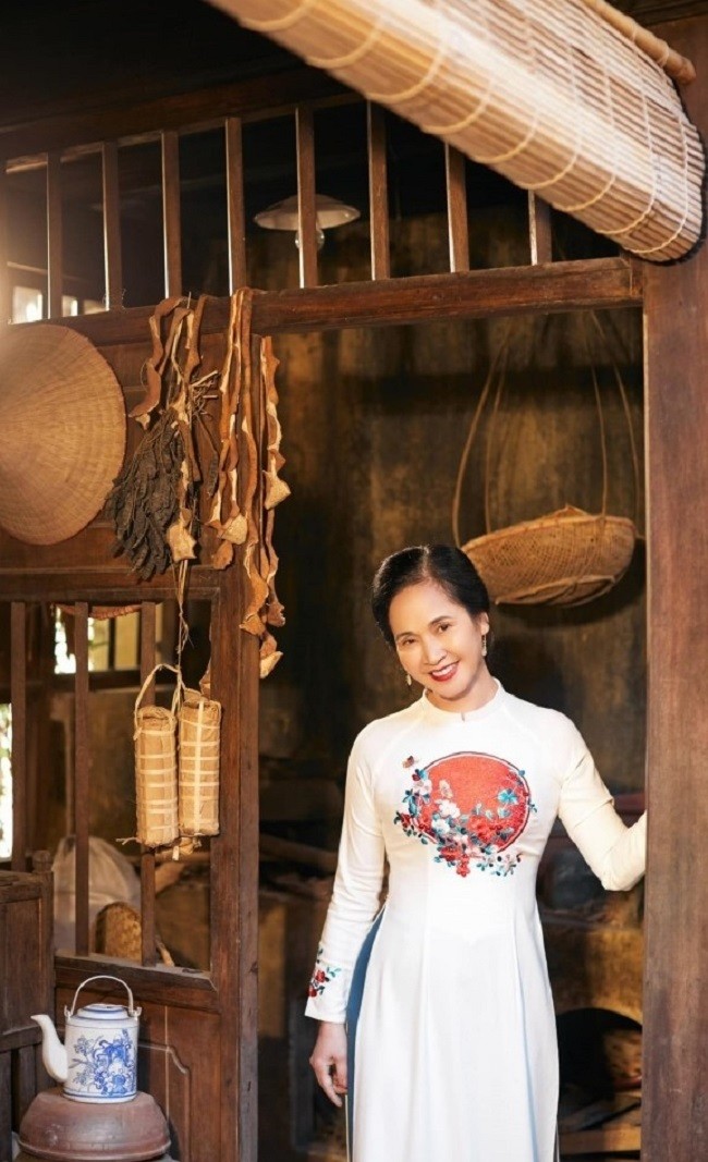 NSND Lan Hương đằm thắm, dịu dàng trong tà áo dài truyền thống tông màu trầm