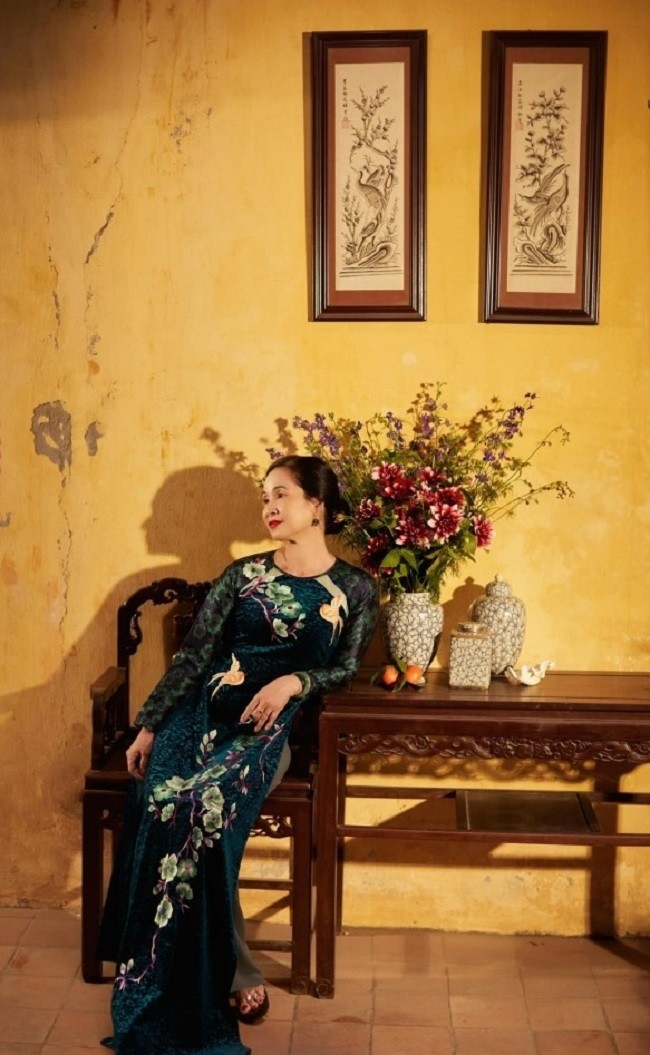 NSND Lan Hương đằm thắm, dịu dàng trong tà áo dài truyền thống tông màu trầm