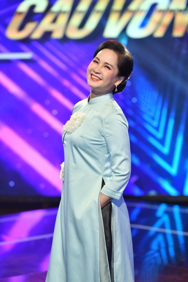 NSND Lan Hương đằm thắm, dịu dàng trong tà áo dài truyền thống tông màu trầm