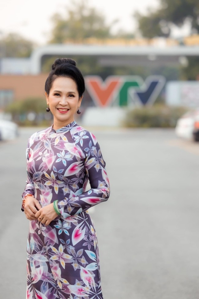 NSND Lan Hương đằm thắm, dịu dàng trong tà áo dài truyền thống tông màu trầm