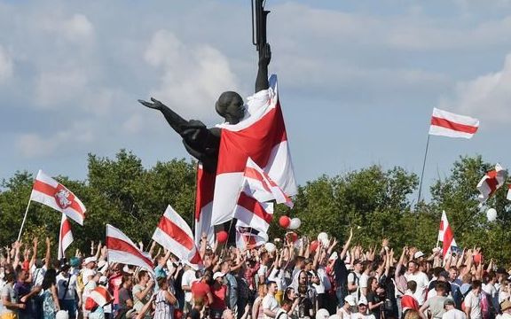 Câu chuyện Belarus: Trong xung, ngoài khắc