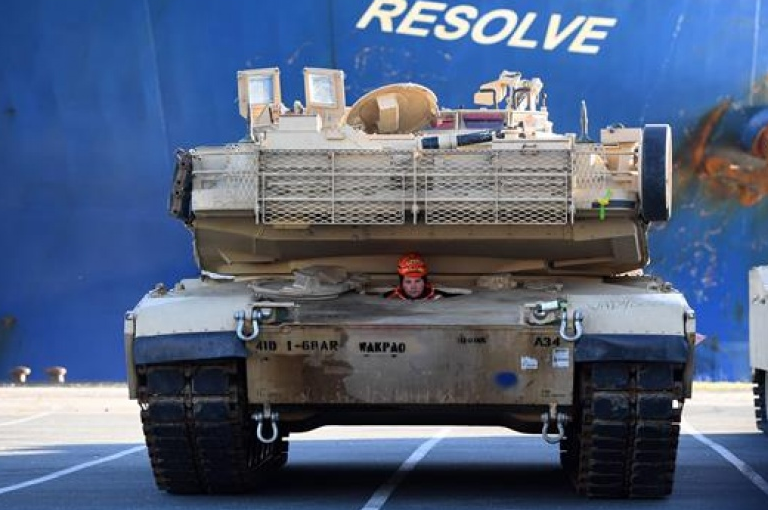 Chính trị gia Đức chỉ trích việc Mỹ đưa thiết bị quân sự đến châu Âu