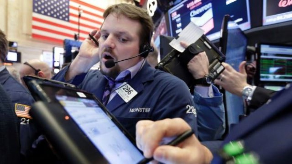 "Sắc đỏ" tràn ngập thị trường Phố Wall