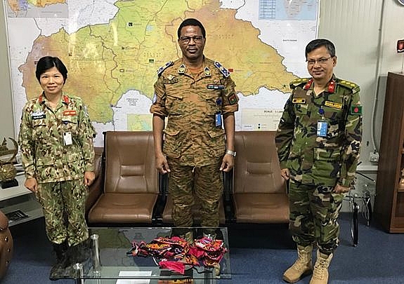 nu si quan viet nam trong hoa nu cuoi giua nang trung phi